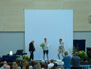 Jonas receiving the prize